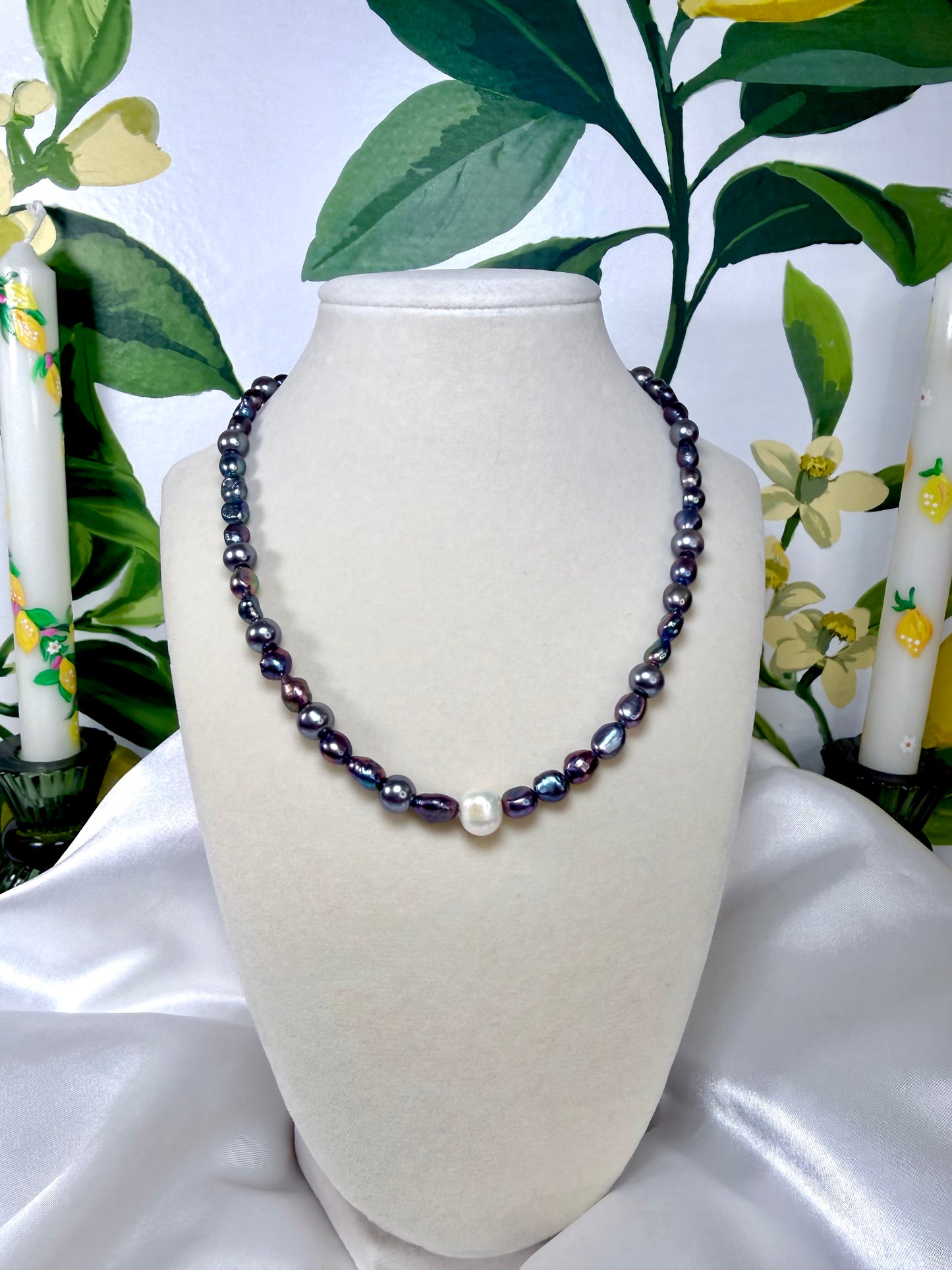 Perlas Negras Necklaces