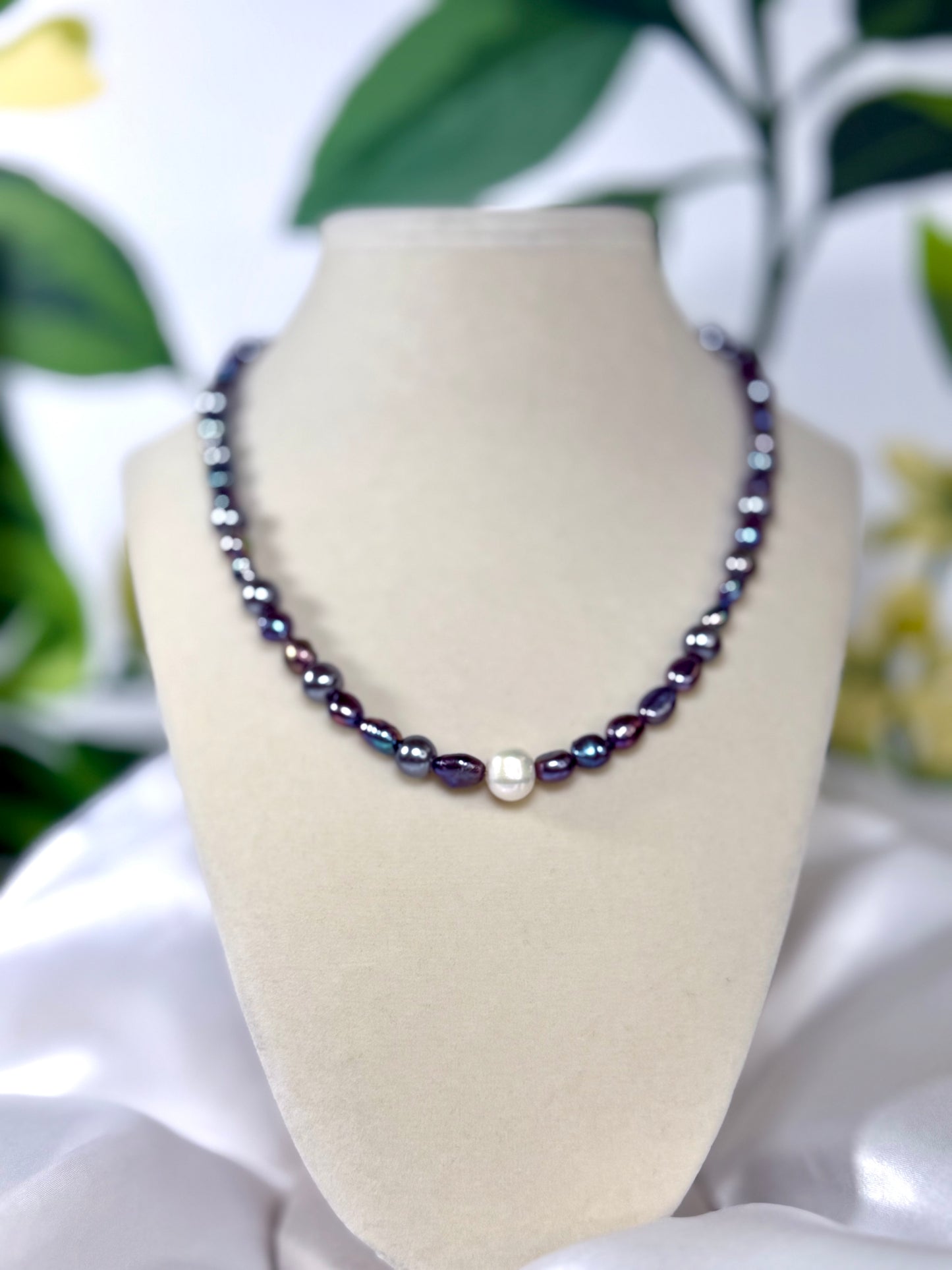 Perlas Negras Necklaces